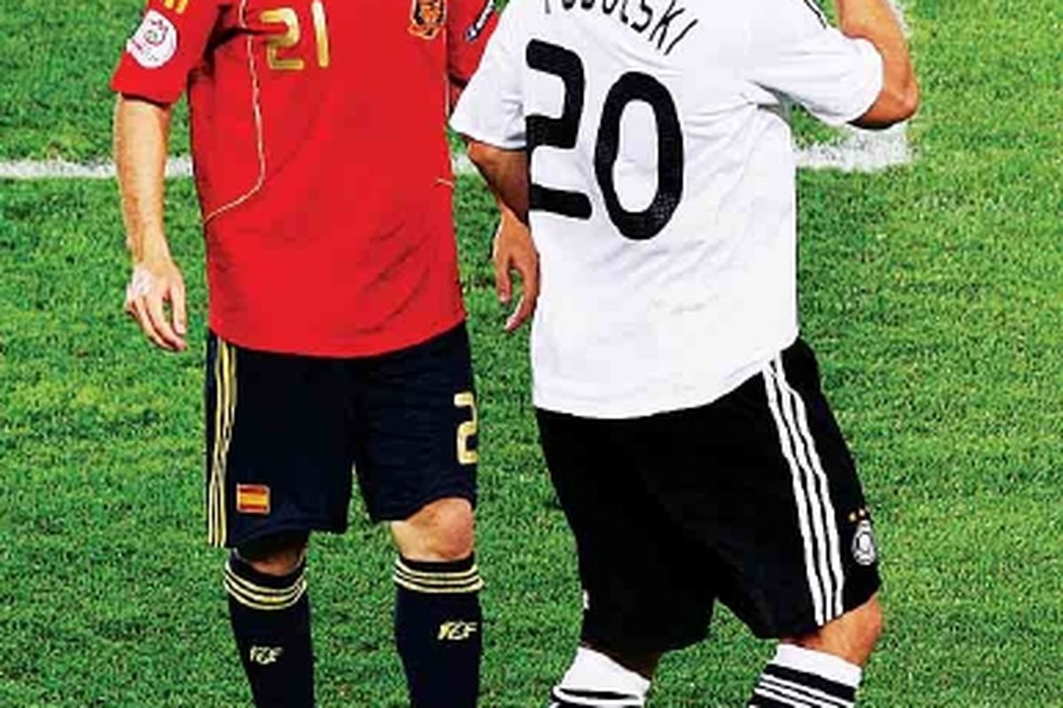 Pemain Spanyol, David Silva, memandang pemain Jerman, Lukas Podolski, yang memegang kepalanya dalam pertandingan final Piala Eropa 2008 di Stadion Ernst Happel, Austria, 29 Juni 2008.