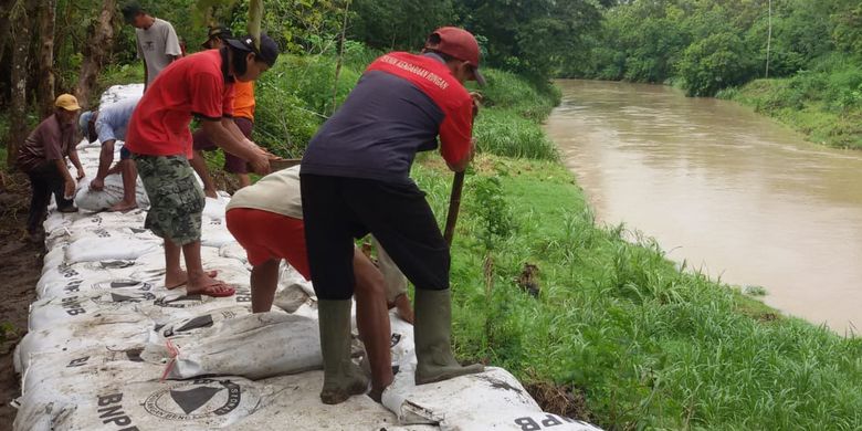 Tak Perlu Tunggu Pemerintah, Warga 3 Dusun di Kulon Progo Gotong Royong Bangun Tanggul Antisipasi Banjir Bandang Halaman all - Kompas.com