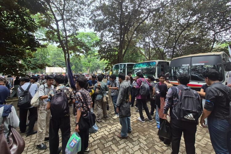 Mahasiswa Tak Pakai Jas Almamater Saat Demo di Bundaran HI Hari Ini, Apa Alasannya?