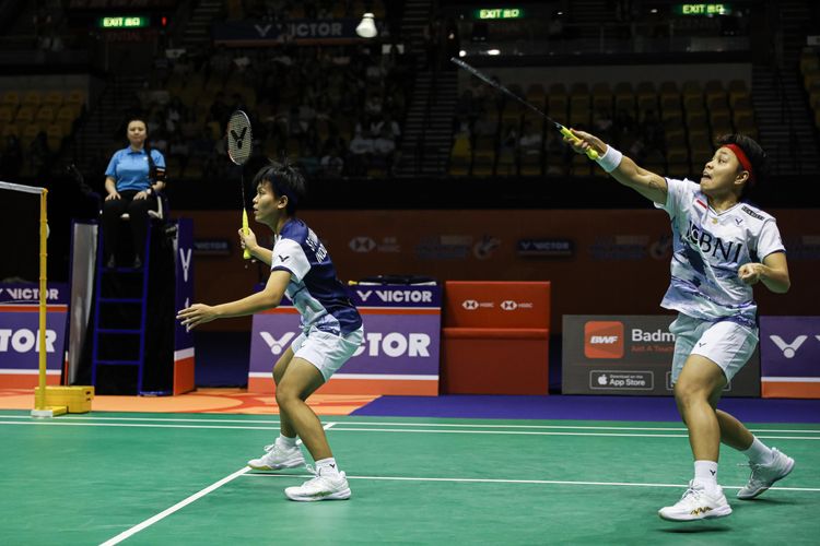 Pasangan ganda putri Indonesia, Apriyani Rahayu/Siti Fadia Silva Ramadhanti, saat beraksi pada Hong Kong Open 2023 di Hong Kong Coliseum. 