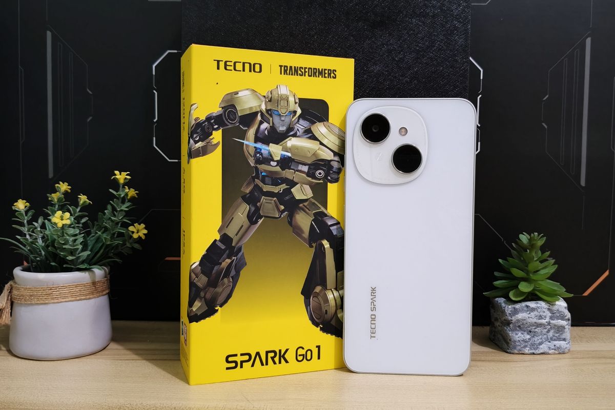 Tecno Spark Go 1 bersama kotak penjualannya yang bergambar karakter Transformers Bumblebee.