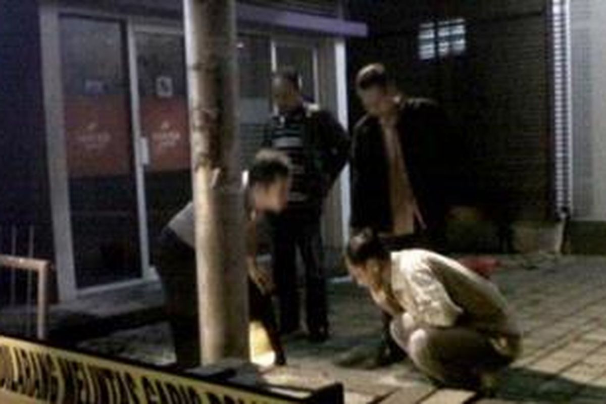 Gerai Anjungan Tunai Mandiri (ATM) Bank Negara Indonesia (BNI) yang berlokasi di halaman Butik Rabbani di Jalan Dipatiukur Nomor 44, Bandung, meledak pada Kamis (30/6/2011) dinihari.