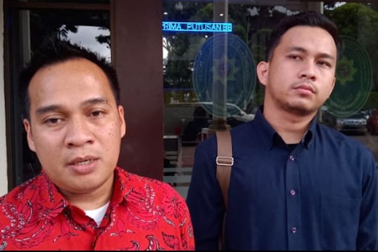 Riza Hufaida SH, kuasa hukum APPI DAN Rangga Pratama mantan pemain Sriwijaya FC usai melayangkan gugatan di Pengadilan Negeri Klas 1A Palembang, Sumatera Selatan, Kamis (25/4/2019).