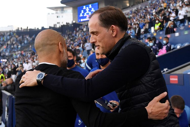 Thomas Tuchel merangkul Pep Guardiola saat ia masih melatih Chelsea. Tuchel yang kini menangani Bayern Muenchen akan menghadapi Manchester City besutan Guardiola pada perempat final Liga Champions 2022-2023. (Foto oleh PIERRE-PHILIPPE MARCOU/AFP/POOL)