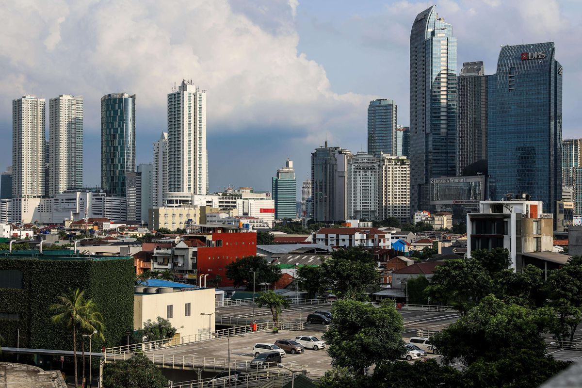 Langit biru terlihat dari Jalan Jenderal Sudirman, Jakarta, Rabu (8/4/2020). Sepinya aktivitas warga Ibu Kota karena pembatasan sosial membuat langit Jakarta cerah dengan tingkat polusi yang rendah.