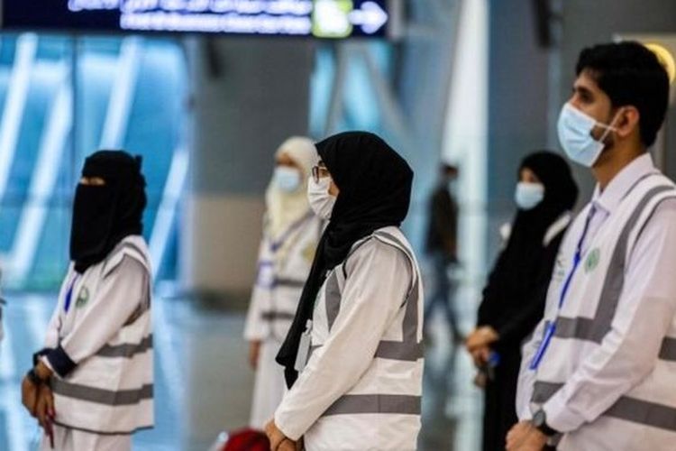 Petugas kesehatan di Bandara Jeddah, menanti jemaah yang tiba dari kota lain di Saudi.