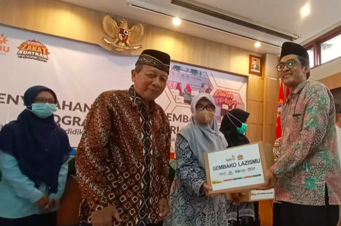 Zakat Kuatkan Indonesia, Lazismu Sumbangkan 500 Paket Sembako buat Para Guru