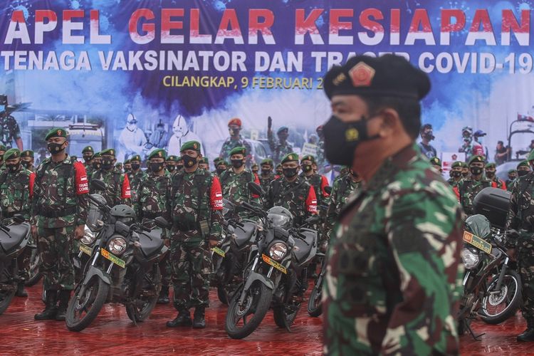 Indonesian Military Chief Air Marshal Hadi Tjahjanto at a review of military vaccinators and Covid-19 tracers. ANTARA FOTO/Asprilla Dwi Adha/rwa.