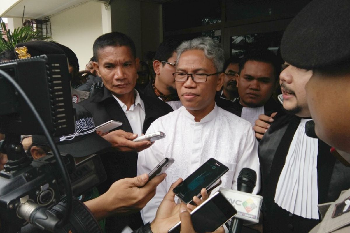 Buni Yani saat diwawancarai media usai menjalani sidang perdananya di Pengadilan Negeri Bandung, Jalan LRE Martadinata, Bandung, Selasa (13/6/2017)