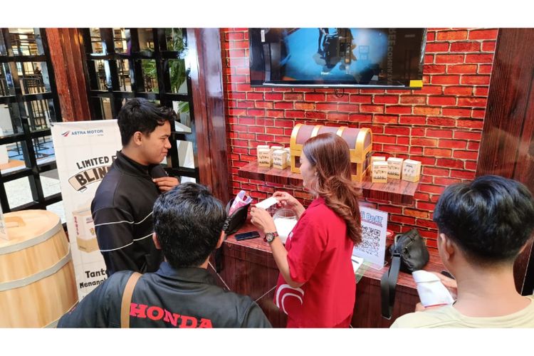 Pengunjung mengikuti aktivitas interaktif di ajang Steal the BeAT Makassar untuk mendapatkan hadiah eksklusif