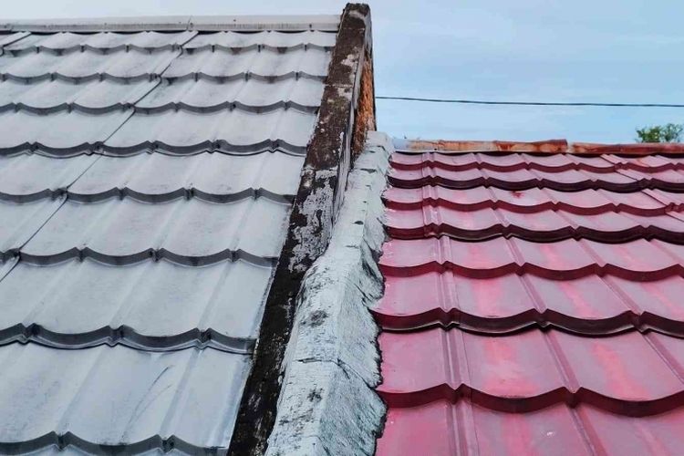 Kondisi atap dan dinding pembatas antar rumah di kawasan perumahan di kota