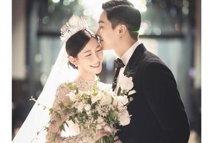 Lee Seung Gi dan Lee Da In menikah di Grand InterContinental Seoul Parnas, Samseong-dong, Gangnam-gu, Seoul, Korea Selatan, pada Jumat (7/4/2023) pukul 18.00 waktu setempat. 