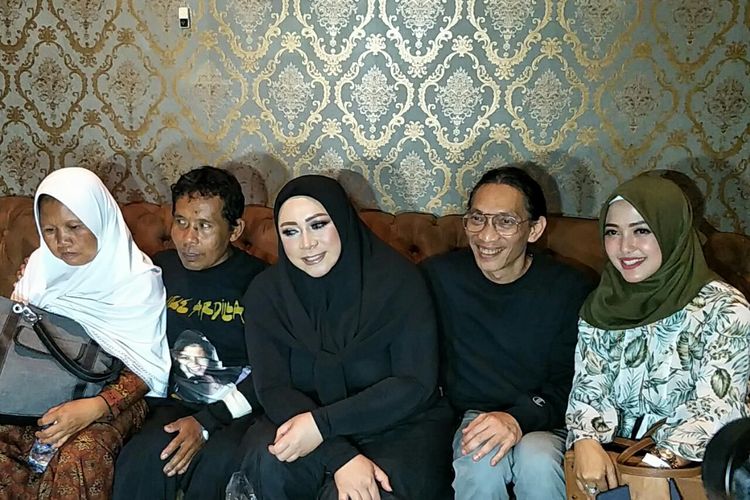 Melly Goeslaw bertemu Umar mantan ART Nike Ardilla di kawasan SCBD, Jakarta Selatan, Rabu (4/12/2019). Di dalamnya terlihat pula Anto Hoed.