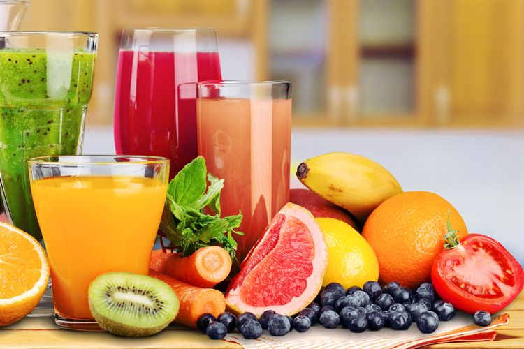 Ilustrasi jus buah. Jus buah merupakan asupan yang dapat membantu untuk mengatasi gula darah rendah. Gula darah rendah berkisar 70 mg/dL atau lebih rendah. Kondisi ini memerlukan penanganan segera karena bisa menyebabkan kejang, koma, dan kematian. 