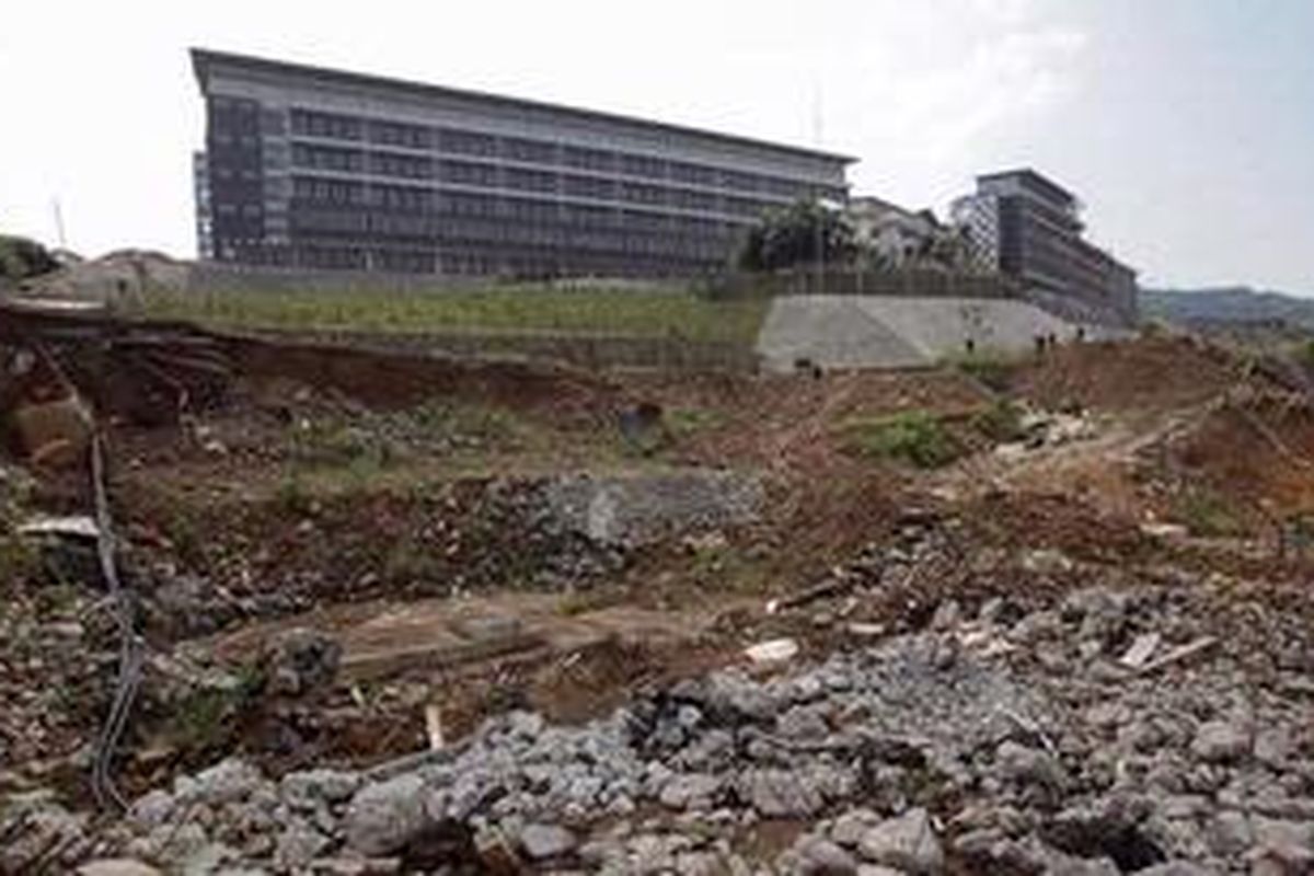 Proyek pembangunan kompleks olahraga terpadu Hambalang di Kecamatan Citereup, Kabupaten Bogor, Jawa Barat, Rabu (30/5/2012). 