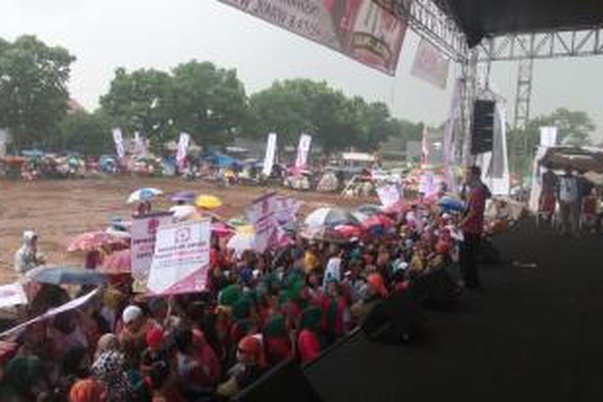 Hujan deras yang mengguyur lokasi kampanye pasangan calon wali kota dan wakil wali kota Depok nomor urut dua, Idris Abdul Shomad dan Pradi Supriyatna, di Lapangan Irekap, Cilodong, Depok, Jumat (4/12/2015).