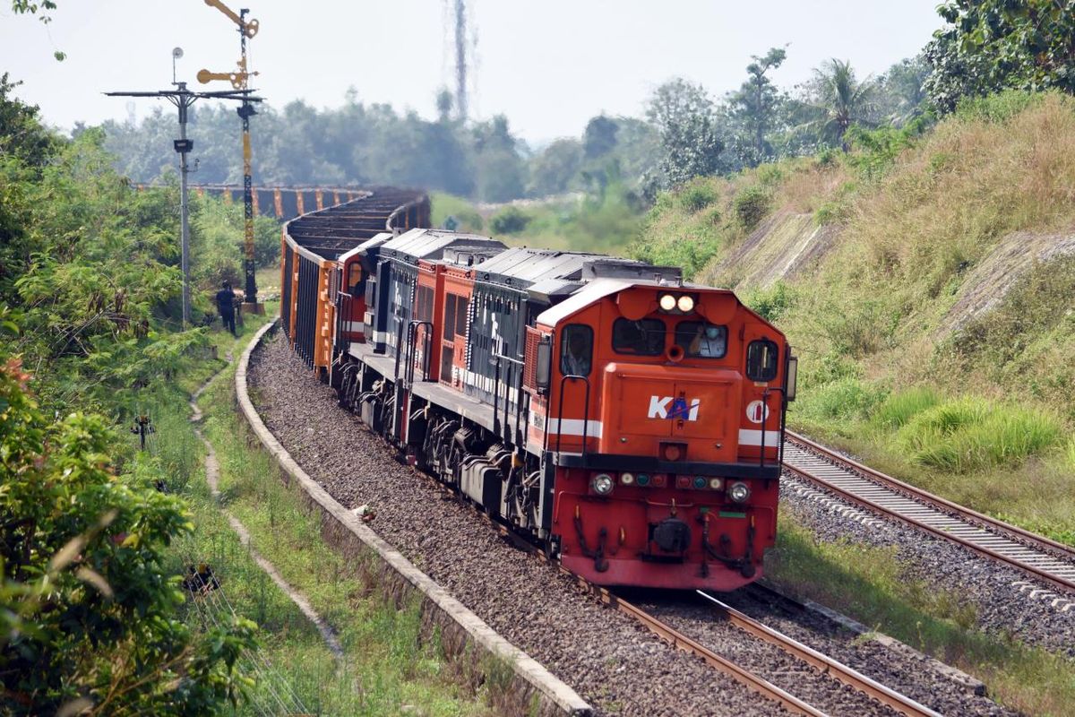 Kereta api logistik KAI.