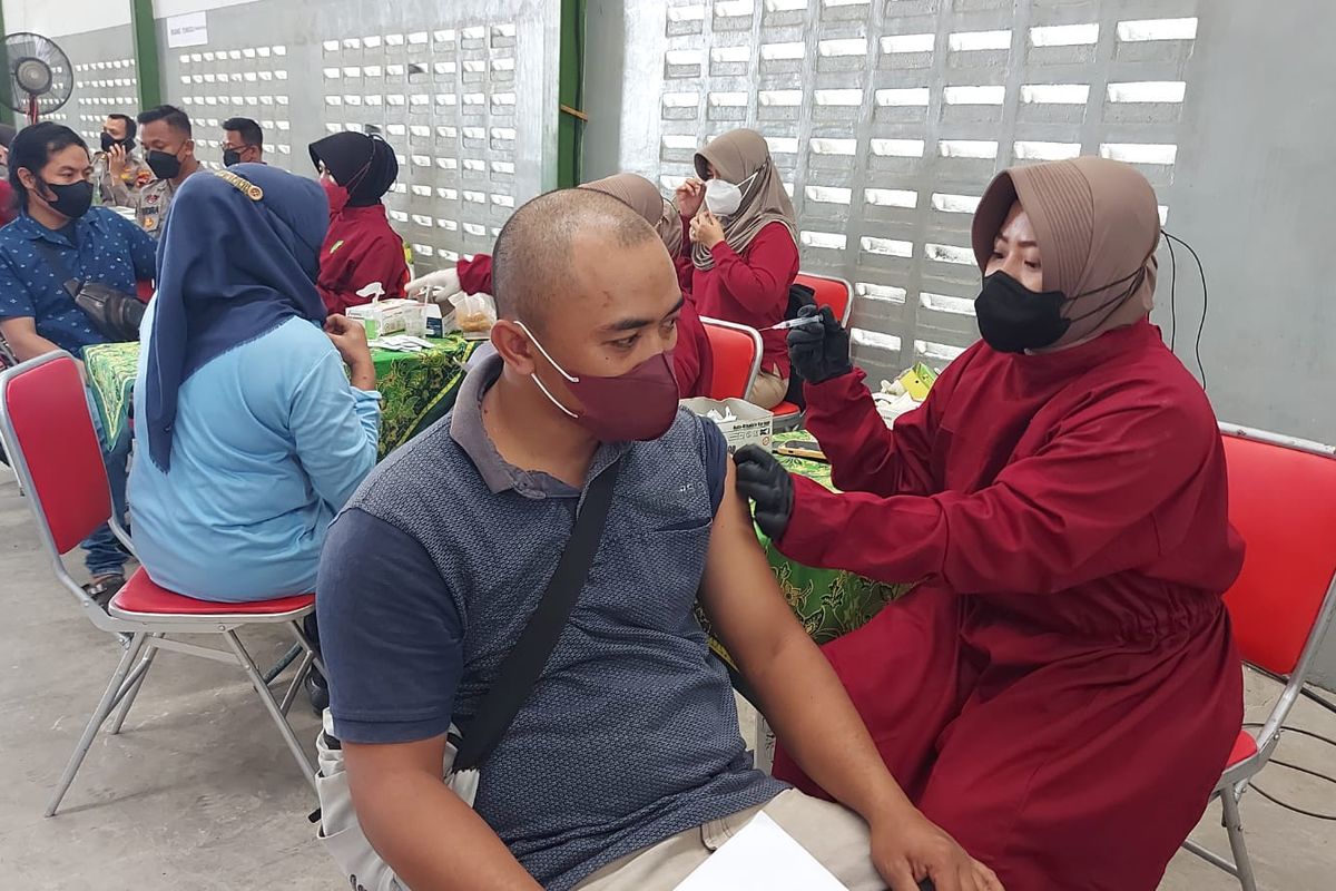 Karyawan PT. Poliplas mengikuti vaksinasi yang difasilitasi Polda Jawa Tengah