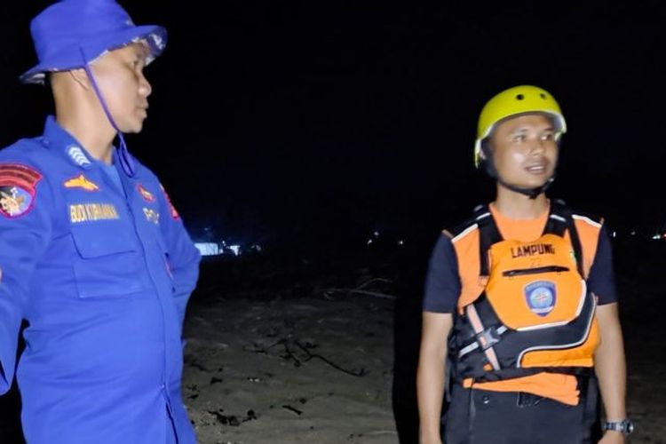 Suasana saat tim SAR gabungan melakukan pencarian terhadap korban tenggelam di Pantai Pesisir Barat Lampung. 