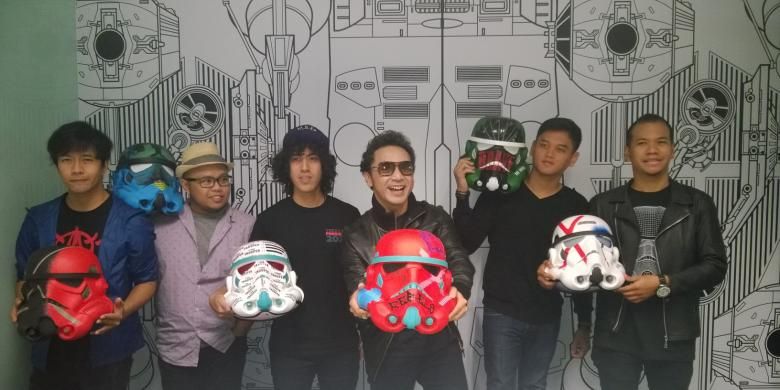 Para personel Nidji (kiri-kanan) Ariel (gitar), Andro (bas), Randy (keyboard), Giring (vokal), Adri (drum), dan Rama (gitar) diabadikan di kantor Disney Indonesia, Sudirman, Jakarta Pusat, Rabu (21/10/2015).