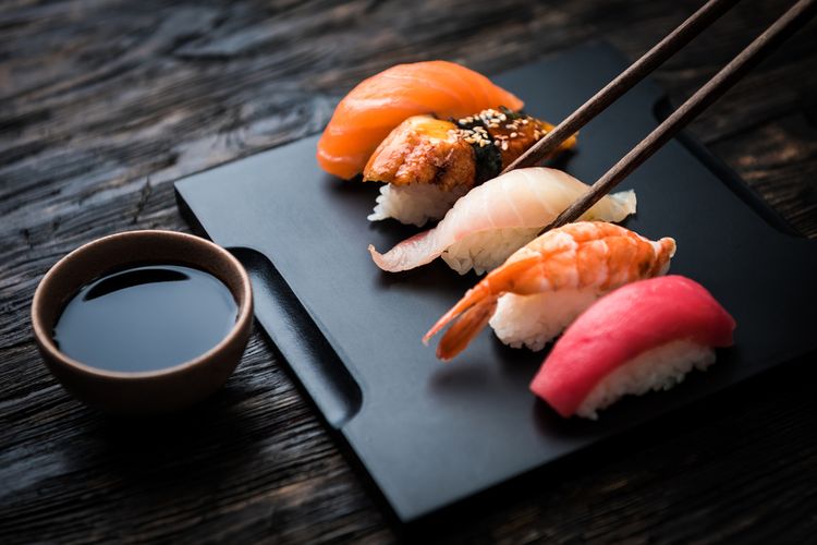 ilustrasi sushi nigiri. Bahan baku utama sushi sebagian besar adalah ikan laut segar dan mentah.