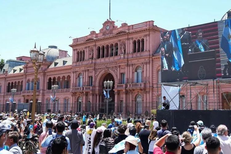 Para pendukung presiden Argentina bergabung di depan Plaza de Mayo di Buenos Aires.