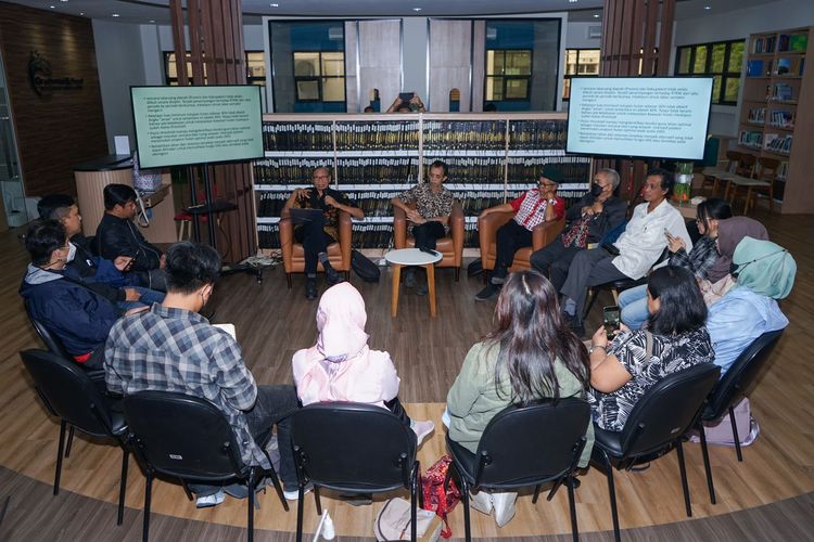 Peserta diskusi tentang kecukupan tutupan hutan pada Daerah Aliran SUngai (DAS) oleh Sustainitiate bersama Sekolah Pascasarjana Universitas Padjajaran, di Bandung, Selasa (11/4/2023)
