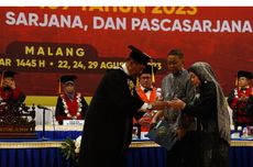 Wafat karena Sakit, Ibu Ini Gantikan Posisi Anaknya Saat Wisuda di UMM