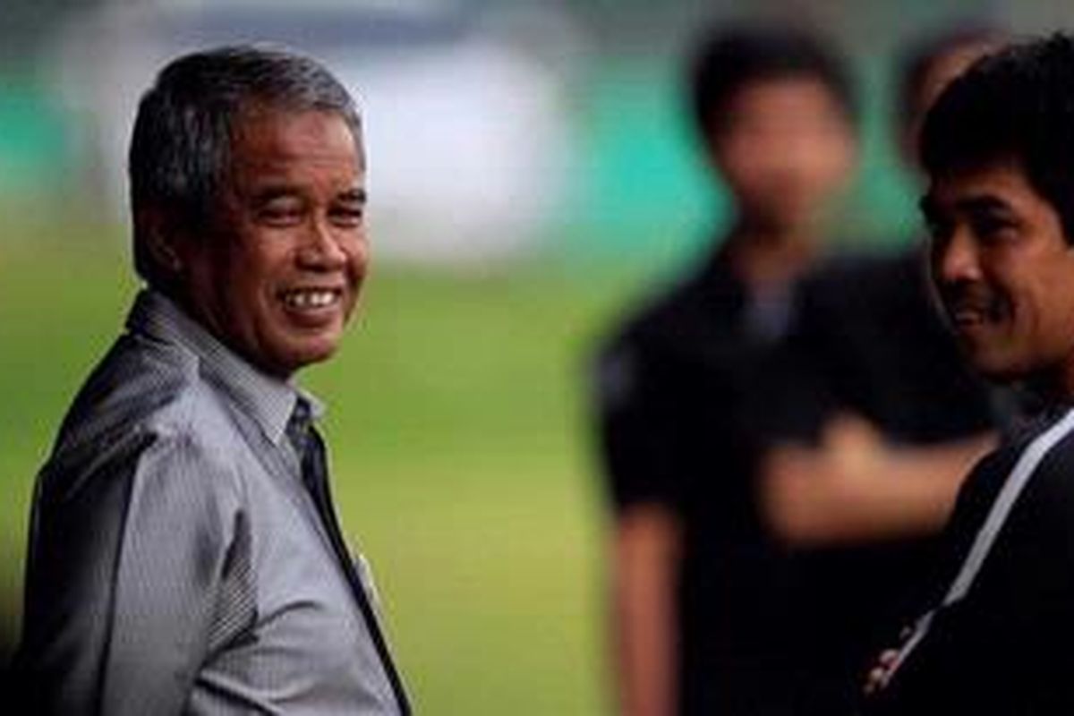 Pelatih Indonesia, Nil Maizar (kanan), dan Ketua Umum PSSI, Djohar Arifin Husin.