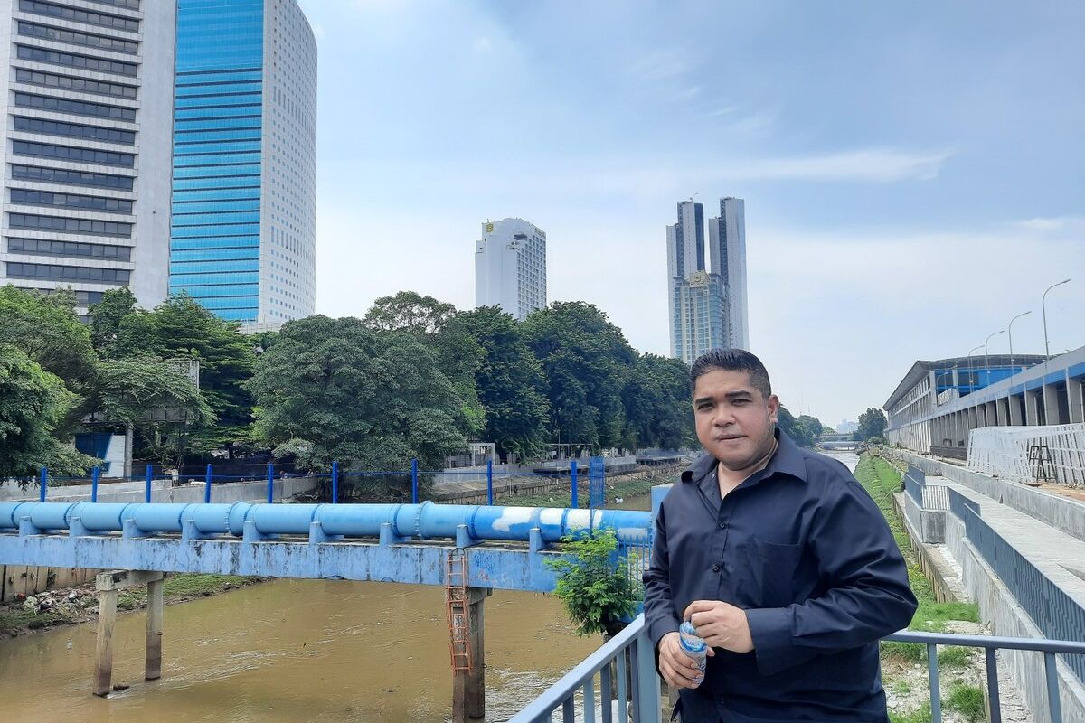 Wakil Ketua Fraksi DPRD DKI PSI Justin Adrian saat meninjau lokasi naturalisasi segmen Shangrilla-Karet, Jakarta Pusat, Rabu (12/2/2020)