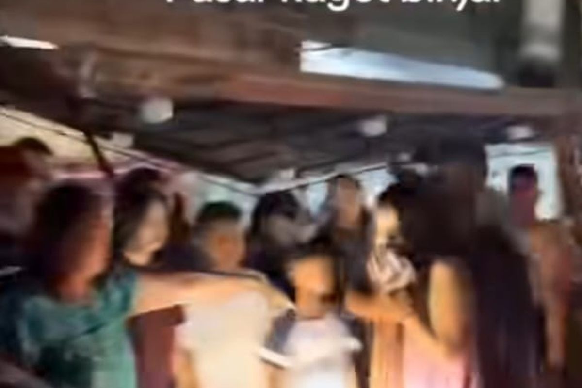 Potongan gambar video wanita pengemudi mobil Brio menabrak beberapa warung di Pasar Kaget, Jalan Jendral Ahmad Yani, Kota Binjai, Sumatera Utara pada Minggu (15/3/2026) malam.