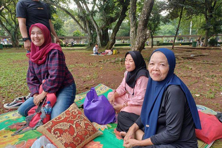 Hartati (kanan) bersama dengan anak-anak dan cucunya saat ditemui di Taman Margasatwa Ragunan, Kamis (11/4/2024).