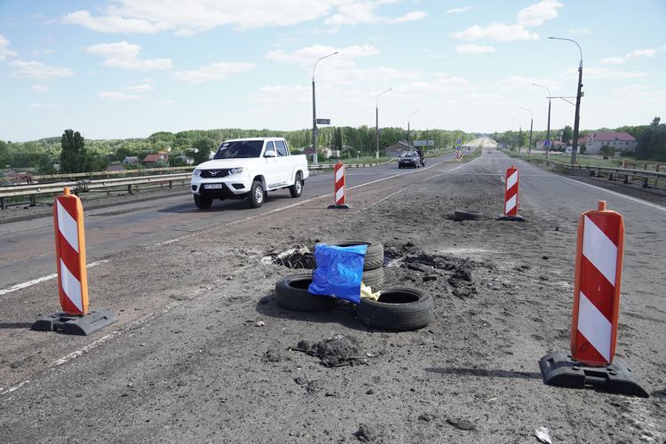 Jembatan Antonovsky di Kherson yang melintas di atas sungai Dnipro, rusak akibat perang Rusia-Ukraina. Foto diambil pada 21 Juli 2022.