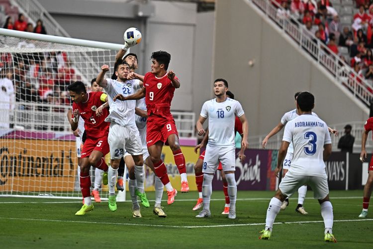 Timnas U23 Indonesia (merah) takluk dua gol tanpa balas dari Uzbekistan dalam laga semifinal Piala Asia U23 2024 di Stadion Abdullah bin Khalifa, Doha, Qatar, pada Senin (29/4/2024) waktu setempat atau pukul 21.00 WIB.