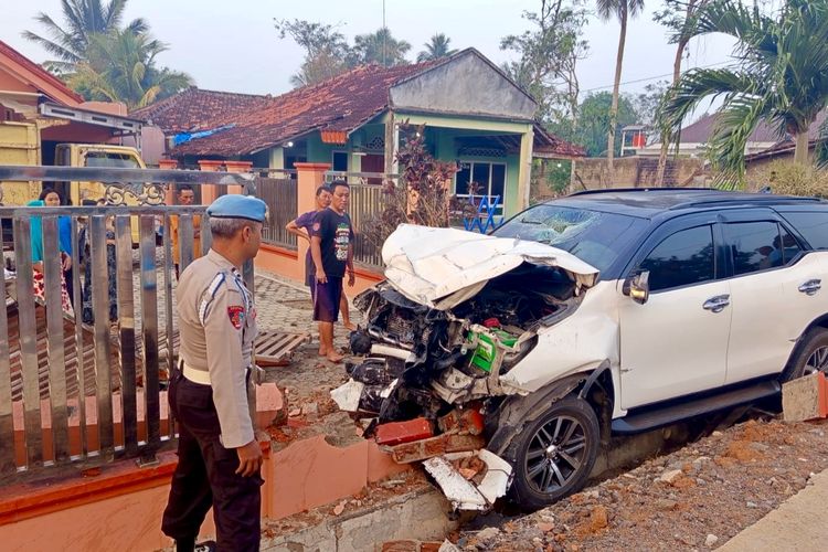 Kecelakaan Tunggal, Mobil Anggota DPRD Lampung Utara Ringsek Hantam Pagar, Korban Alami Luka Berat