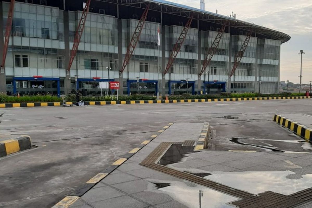 Area pemberangkatan dan kedatangan bus antarkota antarprovinsi (AKAP) di Terminal Terpadu Pulo Gebang, Jakarta Timur, sepi dari operasional bus maupun penumpang, Senin (11/5/2020). 