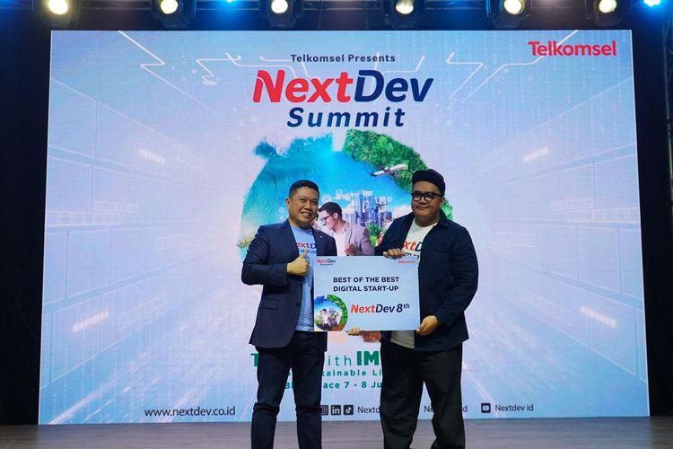 Direktur Marketing Telkomsel Derrick Heng (kiri) secara simbolis menyerahkan hadiah berupa dana hibah untuk pengembangan serta penguatan fundamental bisnis Nuxcle sebagai Best of The Best Startup dalam Acara NextDev Summit 2023 di Jakarta, Kamis (8/6/2023).