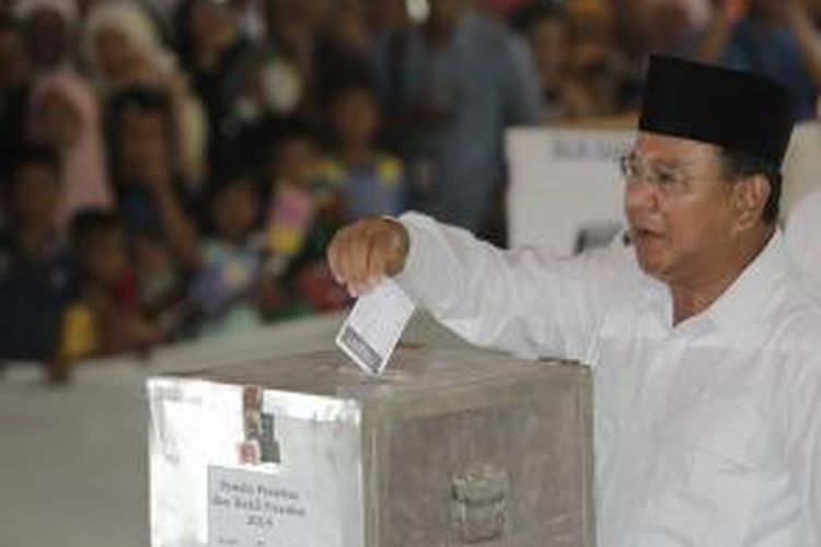 Calon presiden nomor urut 1 Prabowo Subianto menggunakan hak pilihnya pada Pemilu Presiden 2014 di tempat pemungutan suara (TPS) 02 Bojong Koneng, Hambalang, Bogor, Jawa Barat, Rabu (9/7/2014). KOMPAS IMAGES/KRISTIANTO PURNOMO