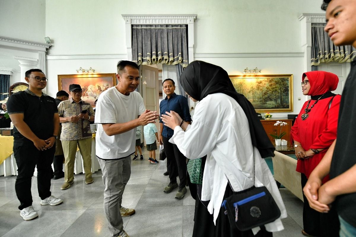 Pj Gubernur Jabar, Bey Machmudin saat bersilaturahmi dengan keluarga besar Letjen TNI (Purn.) Dr. (H.C.) H. Mashudi, Gubernur Jabar periode 1960–1970 di Gedung Negara Pakuan, Kota Bandung, Sabtu (8/2/2025).