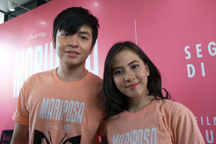 Angga Yunanda dan Adhisty Zara (Zara JKT48) dalam jumpa pers pengumuman pemain Film Mariposa, di RBoJ Kafe, Jakarta Selatan, Jumat (11/10/2019).