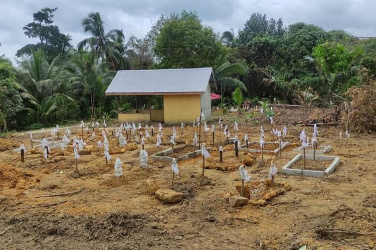 Tempat Pemakaman Umum (TPU) korban longsor pulau Serasan, Natuna. saat jenazah yag berhasil ditemukan berjumlah 50 jenazah, dan empat korban masih dinyatakan hilang.