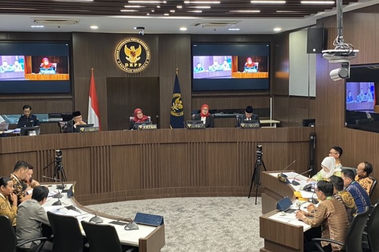 Dewan Kehormatan Penyelenggara Pemilu (DKPP) menggelar sidang pemeriksaan dugaan pelanggaran Kode Etik Penyelenggara Pemilu (KEPP) untuk perkara Nomor 26-PKE-DKPP/II/2024 di Ruang Sidang Utama DKPP RI Jakarta, Rabu (13/3/2024). Perkara itu memuat gugatan Tim Kampanye Nasional (TKN) pasangan capres-cawapres nomor urut 2 Prabowo Subianto-Gibran Rakabuming kepada Badan Pengawas Pemilu (Bawaslu) Jakarta Pusat. Pengadu atas nama Wakil Ketua TKN Habiburokhman yang diwakili kuasa hukum antara lain Munatshir Mustaman, Raka Gani Pissani, dan Dolfie Rompas.