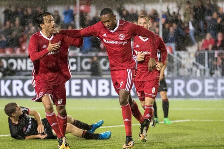 Striker Almere City, Ezra Walian (kiri), merayakan gol yang dicetak timnya ke gawang Helmond Sport dalam laga Eerste Divisie atau kasta kedua Liga Belanda di Stadion Yanmar, Sabtu (9/9/2017) dini hari WIB.