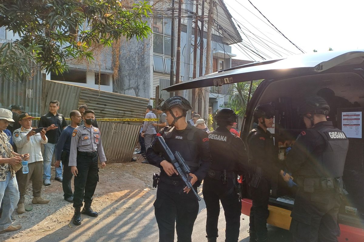 Tim Penjinak Bom Gegana Polri tiba di lokasi ledakan yang menewaskan satu orang di Kelurahan Guntur, Setiabudi , Jakarta Selatan, Rabu (18/10/2023).