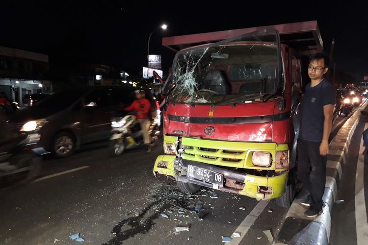 Truk bernomor polisi B 9454 DO tabrak bus Kopaja-Transjakarta di Jalan Basuki Rachmat, Jatinegara, Jakarta Timur, Selasa (14/1/2020).