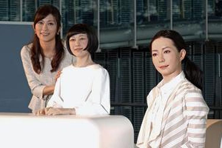 Dua robot android wanita penyiar berita (tengah dan kanan) dipamerkan di National Museum of Emerging Science and Innovation, Tokyo, Jepang