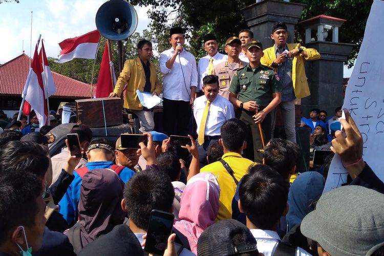 Jajaran Forkomoinda menemui mahasiswa yang melakukan unjuk rasa di Alun-alun Purwokerto, Jawa Tengah, Selasa (1/10/2019).