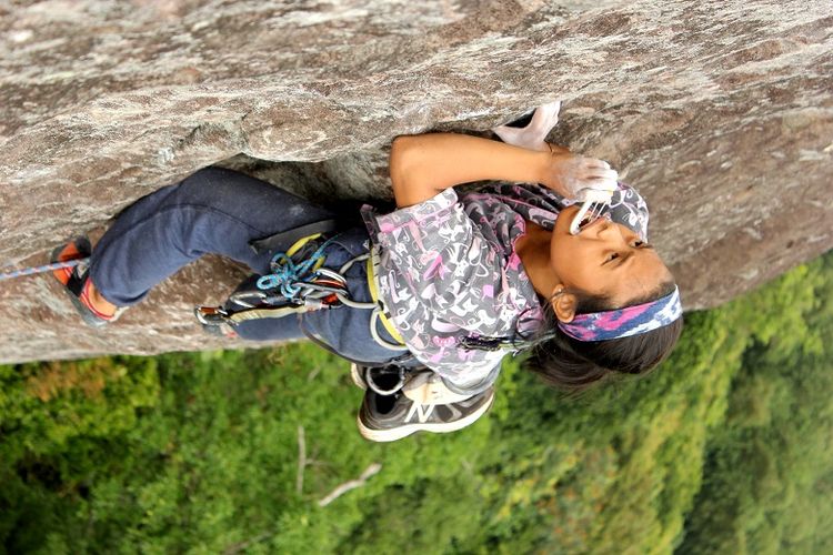 Anggota organisasi Mahasiswa Pencinta Alam Universitas Indonesia (Mapala UI) sedang memanjat tebing Gunung Bongkok, Desa Sukamulya, Kecamatan Tegal Waru, Kabupaten Purwakarta, Jawa Barat, Minggu (14/4/2019). Gunung Bongkok merupakan salah satu titik wisata panjat tebing di Jawa Barat.