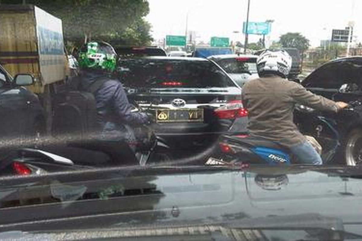 Mobil yang membawa Kapolda Metro Irjen Putut Eko Bayu Seno di tengah keramaian jalan di kawasan Tomang, sesaat sebelum tiba di Polsek Tanjung Duren, Jakarta Barat, Senin (21/1/2013) siang.