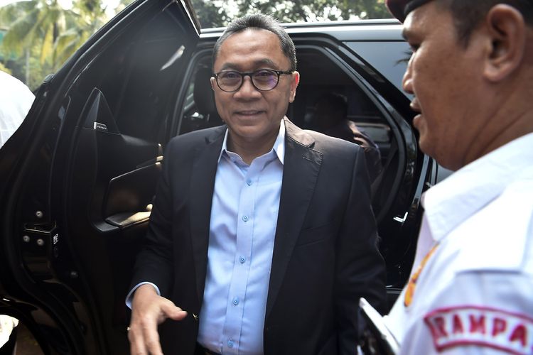 Ketua Umum Partai Amanat Nasional Zulkifli Hasan tiba di kediaman Calon Presiden nomor urut 02 Prabowo Subianto di Jakarta Selatan, Kamis (27/6/2019).